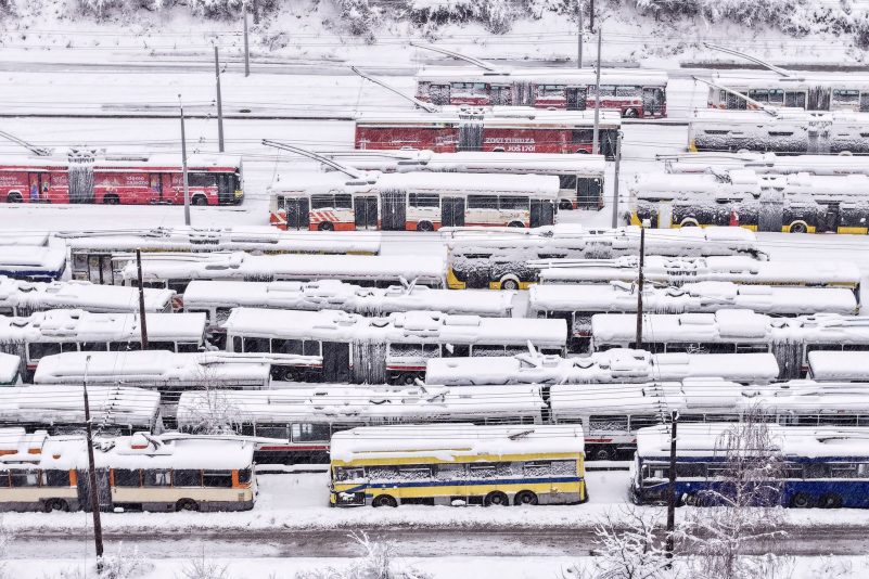In Bosnien-Herzegowina und in Kroatien behindern Sturm und Schnee den Verkehr. Viele Fernstraßenabschnitte sind für den Verkehr gesperrt.