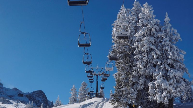 Ein leerer Sessellift im noch nicht geöffneten Skigebiet von Garmisch-Partenkirchen. Die Vorbereitungen für die Saisoneröffnung laufen, doch nach zwei guten Jahren könnte die Zahl der Wintergäste in den Alpen krisenbedingt sinken.