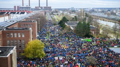 Zehntausende kamen allein zur zentralen Kundegebung in Wolfsburg direkt am Vorstandshochhaus.