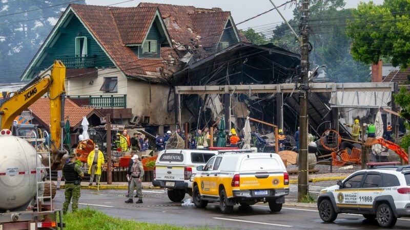 Ein Kleinflugzeug ist in Brasilien abgestürzt und hat dabei Häuser getroffen.