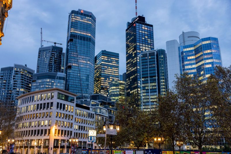 Wirtschaftszentrum Frankfurt: Immer mehr Frauen ziehen in die Vorstände von Dax-Konzernen ein, aber sie bleiben in der Minderheit. (Archivbild)