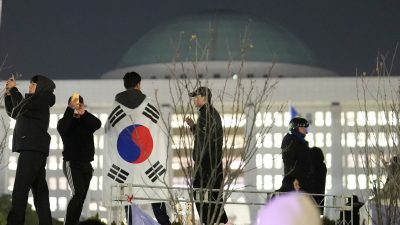 Vor der südkoreanischen Nationalversammlung versammelten sich Tausende Demonstranten.