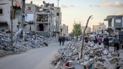 Trümmer und zerstörte Häuser in Deir Al-Balah, Gazastreifen, November 2024. Fragt man ChatGPT nach den Opferzahlen von Luftangriffen im Nahostkonflikt, fallen die Antworten in Abhängigkeit der Sprach der gestellten Frage unterschiedlich aus.