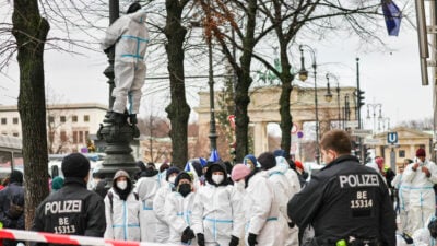 Aus Protest gegen Flüssiggasgipfel: Aktivisten bewerfen Berliner Hotel „Adlon“ mit Farbe