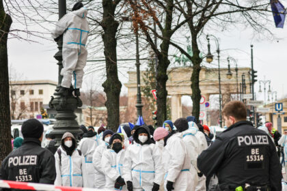 Aus Protest gegen Flüssiggasgipfel: Aktivisten bewerfen Berliner Hotel „Adlon“ mit Farbe