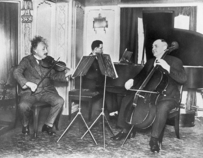 Albert Einstein spielt auf seiner Violine