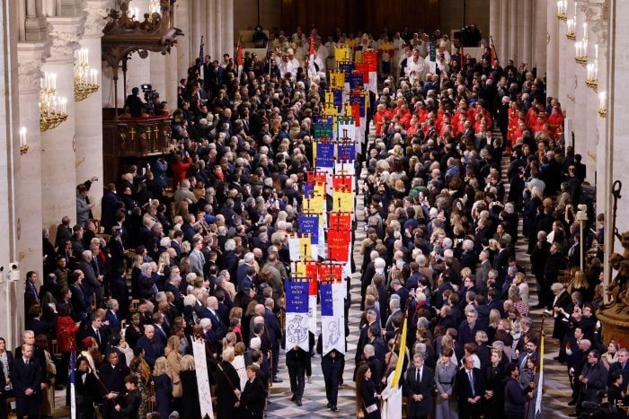 Für die feierliche Zeremonie wurden auch Kirchenbanner getragen.