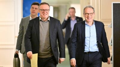 Thüringens CDU-Chef Mario Voigt, hier mit SPD-Landeschef Georg Maier, will Ministerpräsident werden - am liebsten im ersten Wahlgang. Dafür braucht er aber auch die Linke.