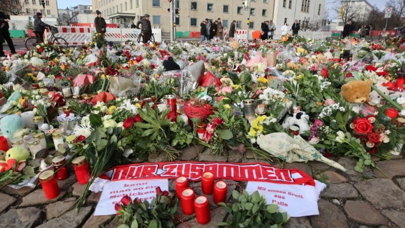 Der zentrale Gedenkort vor der Johanniskirche gleicht einem Blumenmeer.