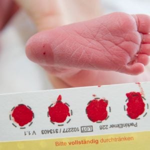 Ein Tropfen Blut: Babyscreening auf Krankheiten – Genomische Sequenzierung geplant