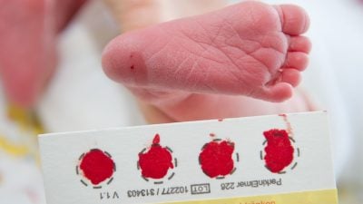 Ein Tropfen Blut: Babyscreening auf Krankheiten – Genomische Sequenzierung geplant