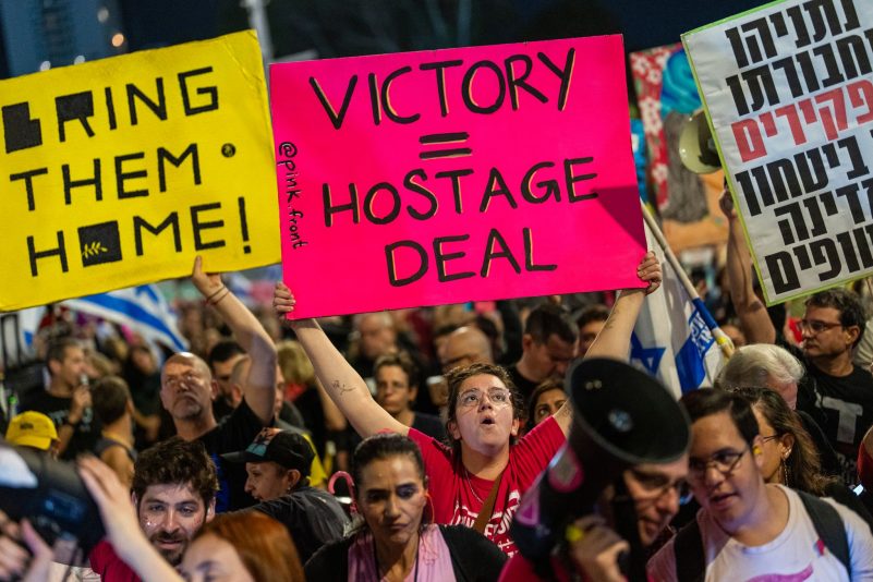 Israelis fordern bei Demonstrationen seit Monaten die Freilassung der in Gaza verbleibenden Geiseln. (Archivbild)