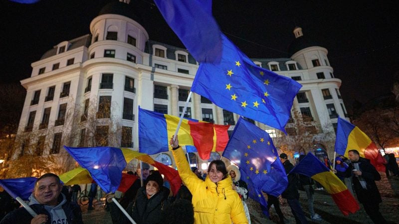 Menschen schwenken rumänische und EU-Flaggen während einer pro-europäischen Kundgebung in Bukarest. Die entscheidende Stichwahl ums Präsidentenamt findet am 8. Dezember statt.