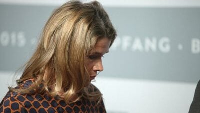 Anke Engelke gibt sich im Ausland als Lehrerin aus