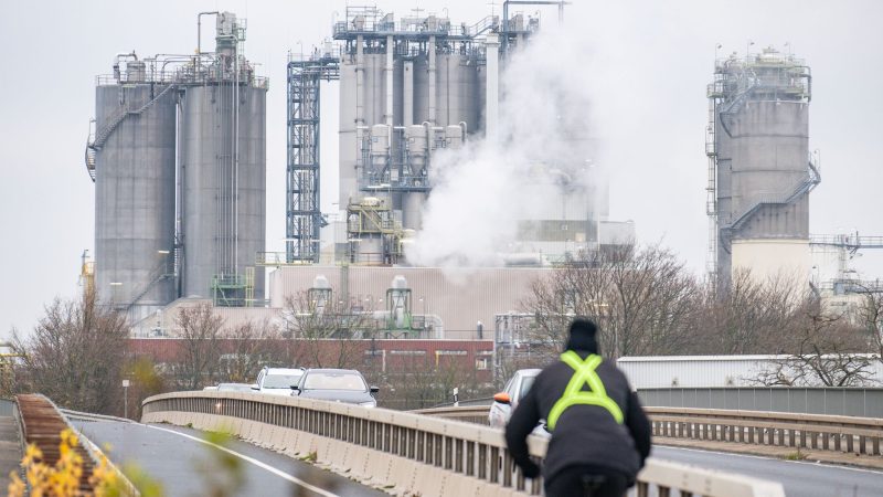 Die Chemiebranche leidet unter teurer Energie und schwacher Konjunktur - die Umsätze sinken. (Symbolbild)