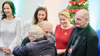 Berliner Tradition: Obdachlose feiern mit Frank Zander