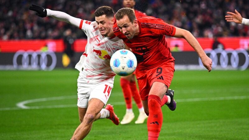 Harry Kane (r), hier im Zweikampf mit Leipzigs Christoph Baumgartner, tat der Offensiv-Abteilung des FC Bayern gut.