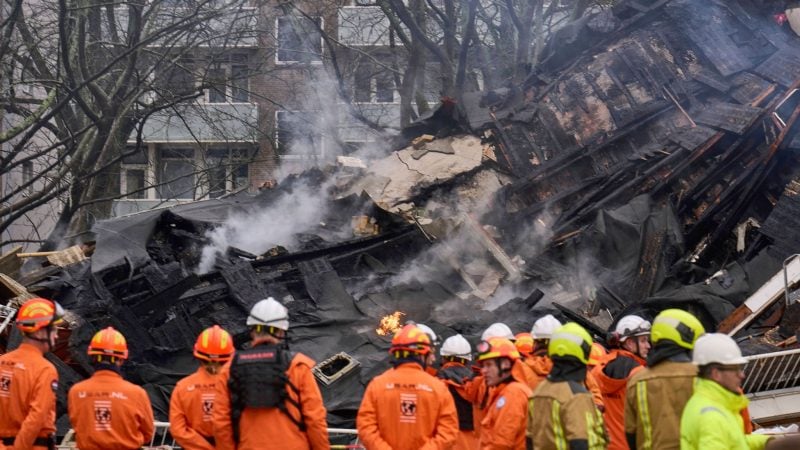 Explosion von Wohngebäude in Den Haag in den Niederlanden. Feuerwehrleute stehen vor einem zerstörten Gebäude am Ort einer Explosion, bei der mehrere Wohnungen zerstört und mehrere Personen verletzt wurden. Einige Menschen werden noch vermisst.