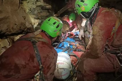 Italien: Höhlenforscherin sitzt Hunderte Meter tief fest