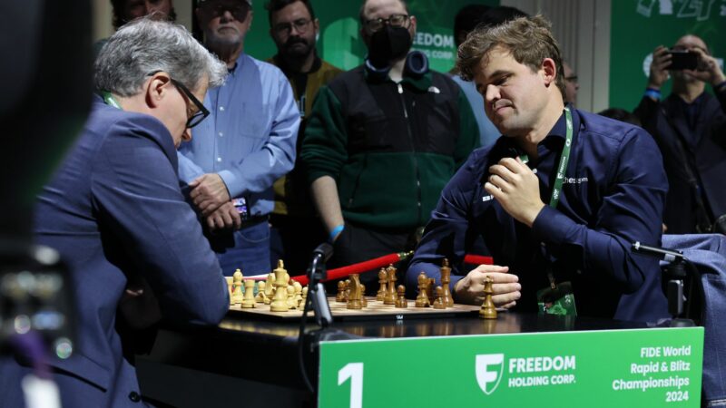 Magnus Carlsen trat zur Blitzschach-WM doch an, in Jeans.