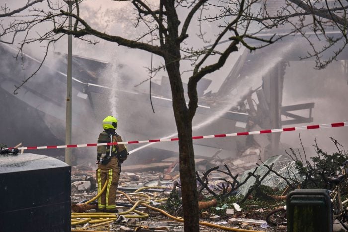 Die Lösch- und Rettungsarbeiten an dem betroffenen Gebäude in Den Haag dauerten an.