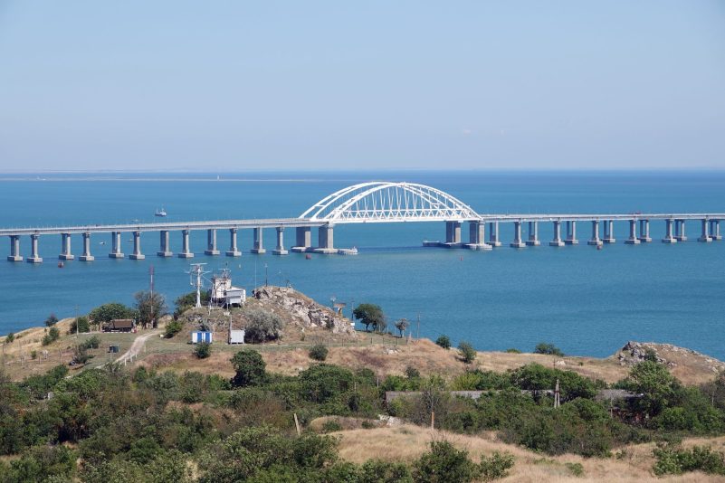 Eine Brücke über die Meerenge von Kertsch verbindet seit Jahren die von Russland annektierte Krim mit dem russischen Festland. (Archivbild)
