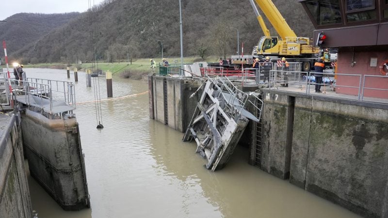 Nichts geht mehr nach dem Unfall an der Schleuse Müden an der Mosel. Mitarbeiter des Wasser-und Schifffahrtsamtes haben begonnen, die Schleuse in Müden zu reparieren. Durch die Kollision mit einem Schiff wurde das Schleusentor zerstört.