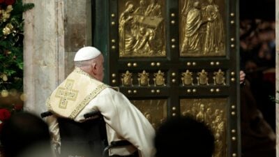 Papst öffnet Petersdom-Pforte und läutet Heiliges Jahr ein