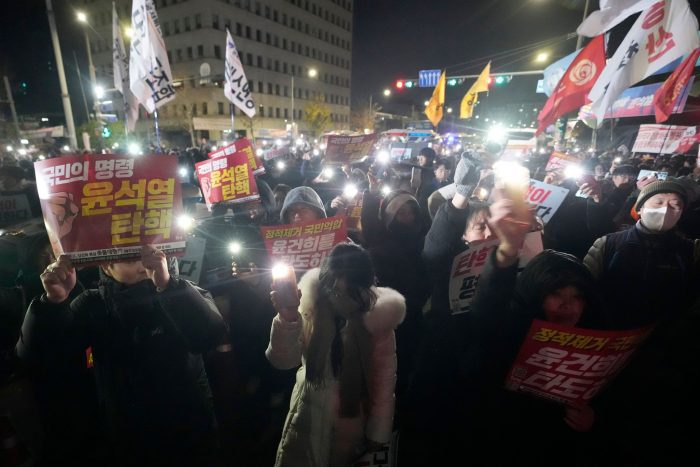 Die Menge vor dem Parlament protestierte lautstark gegen Yoons Vorgehen.