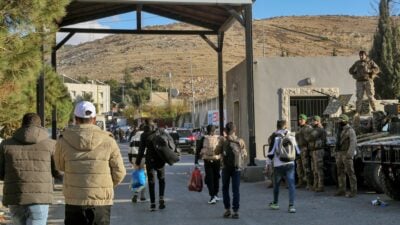 Schon wenige Stunden nach dem Ende der Assad-Herrschaft machen sich Flüchtlinge aus den Nachbarstaaten Libanon, Jordanien und Türkei auf den Weg zurück in die Heimat.