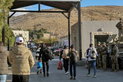 Schon wenige Stunden nach dem Ende der Assad-Herrschaft machen sich Flüchtlinge aus den Nachbarstaaten Libanon, Jordanien und Türkei auf den Weg zurück in die Heimat.