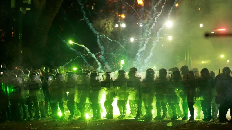 Demonstranten setzen Feuerwerkskörper gegen die Polizei in Tiflis ein