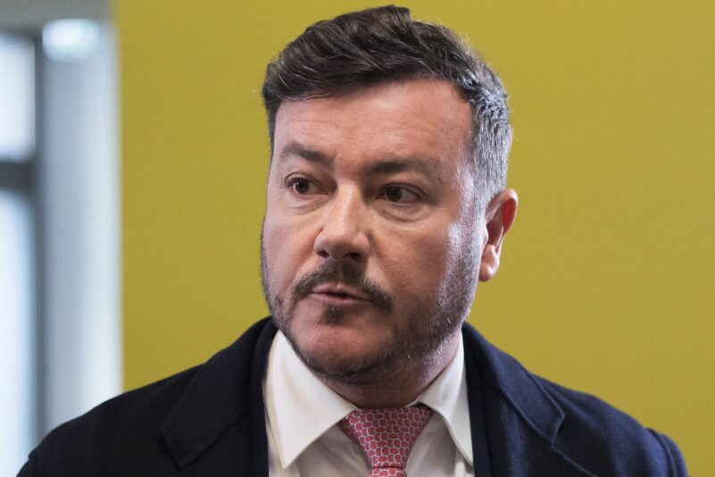 Gegen den insolventen Signa-Gründer René Benko laufen verschiedene Ermittlungen. In Italien hat die Staatsanwaltschaft jetzt auch Haftbefehl erlassen.