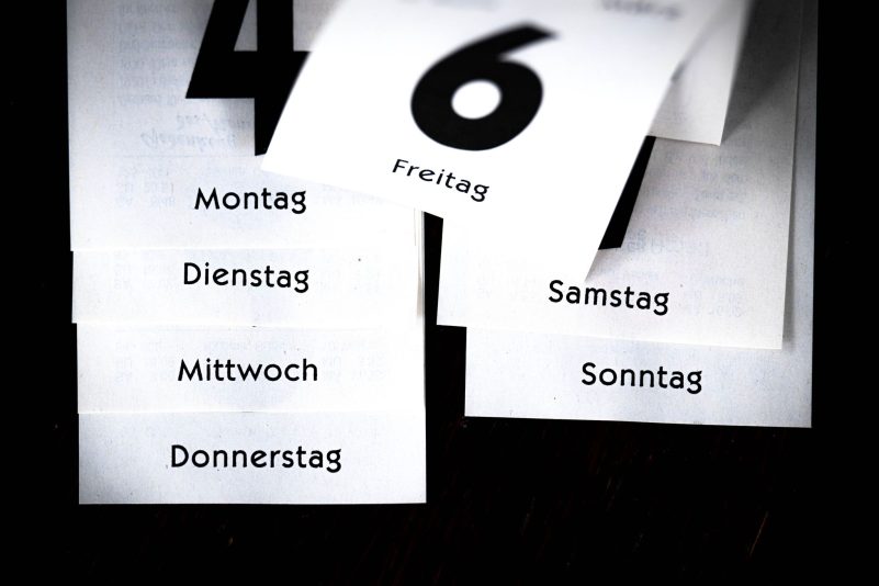 Feiertage in der Woche lassen die Gesamtzahl der Arbeitstag sinken.