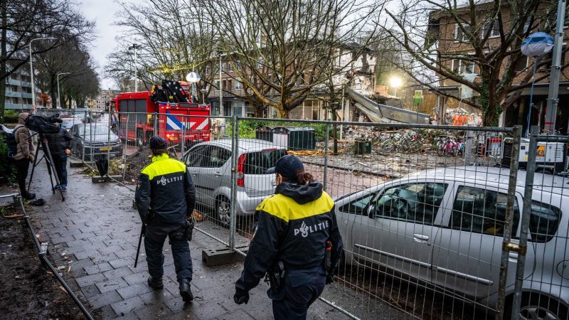 Am frühen Samstagmorgen hatte es bei dem dreistöckigen Mehrfamilienhaus zwei Explosionen gegeben.