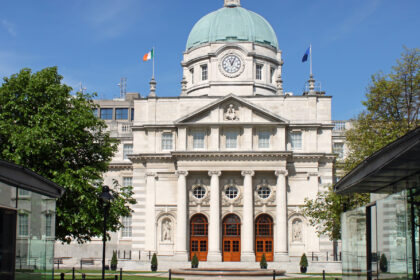 Parlamentswahl in Irland: Konservative Regierungsparteien vorn