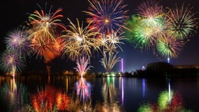 Buntes Feuerwerk zu Silvester