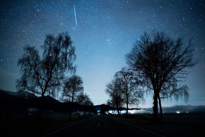 Die Sternschnuppen im Dezember tauchen am ganzen Himmel auf, der Ausstrahlungspunkt ist das Sternbild Zwillinge. (Archivbild)