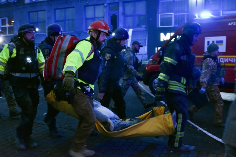 Vier Tote bei einem Raketentreffer auf Saporischschja, und Rettungskräfte suchen noch nach Vermissten.
