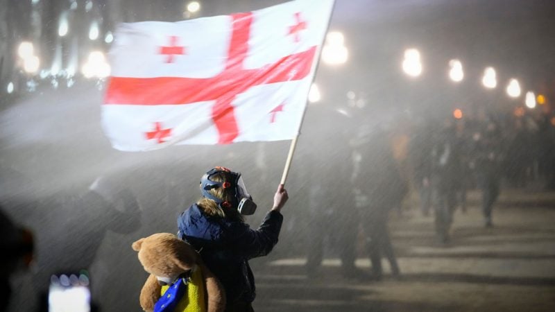 Die gewaltsamen Proteste in Georgien gegen eine Entscheidung der Regierung halten an.