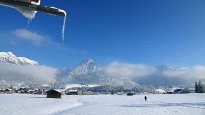 Alpen zu Weihnachten dick verschneit – an der Nordsee Sturm