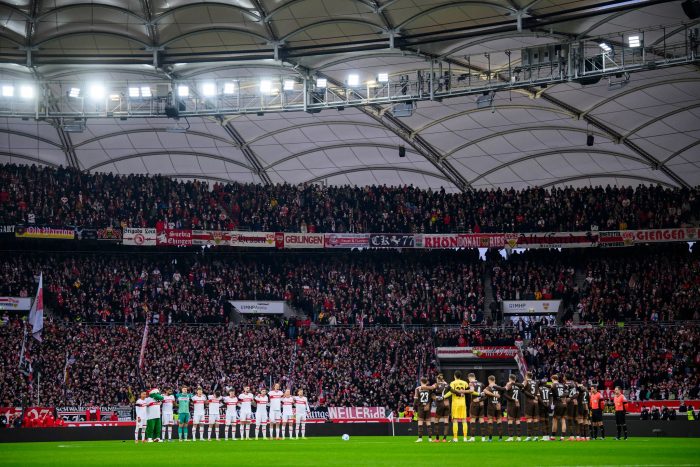 Schweigeminute vor dem Spiel in Stuttgart.