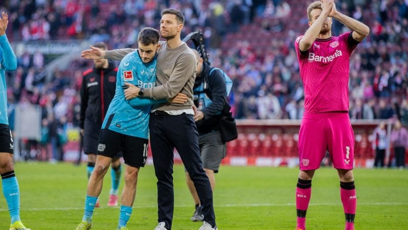 Bleibt das Leverkusener Erfolgsduo? - Florian Wirtz (l) und Xabi Alonso (M).