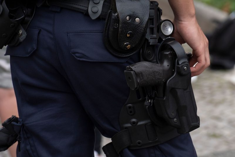 Ein vermutlich psychisch kranker Mann ist am Abend bei einem Polizeieinsatz in Göttingen durch einen Schuss aus der Dienstwaffe eines Beamten tödlich verletzt worden. (Symbolbild)