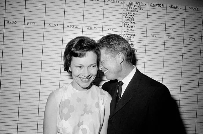Der damalige Senator des Bundesstaates Georgia, Jimmy Carter, umarmt seine Frau Rosalynn in seiner Wahlkampfzentrale in Atlanta am 15. September 1966.