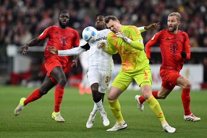 Der folgenschwere Moment: Manuel Neuer (r) kracht mit Leverkusens Jeremie Frimpong zusammen.