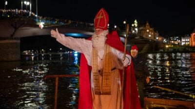 Nikolaus kommt mit dem Boot zu den Kindern