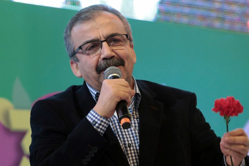 Sirri Süreyya Önder gehört zu den prokurdischen Politikern, die den inhaftierten PKK-Anführer Öcalan besuchen dürfen. (Archivbild)