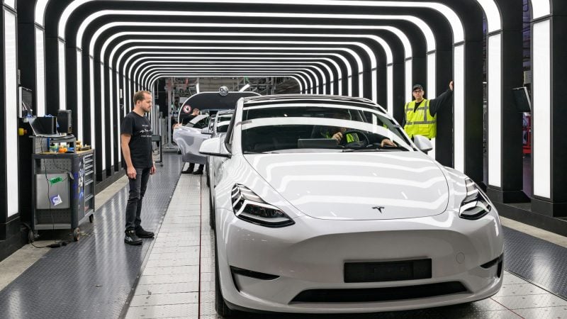 Der Werksleiter der Tesla-Fabrik in Brandenburg, André Thierig, zeigt sich trotz der E-Auto-Krise zuversichtlich (Archivbild).