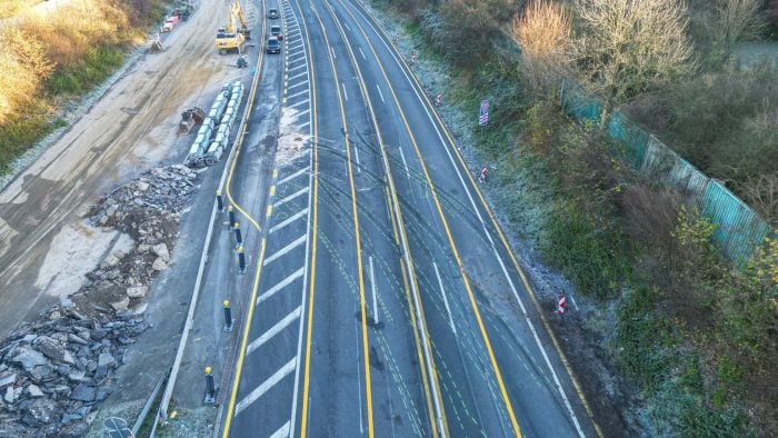 Unfallspuren auf der A1 nach Chaosfahrt eines Lastwagens (Foto aktuell).